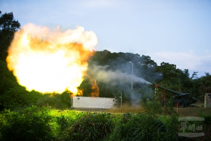 陸軍馬祖防衛指揮部聯合反登陸作戰操演，155公厘加農砲射擊實況。（軍聞社記者周昇煒攝）