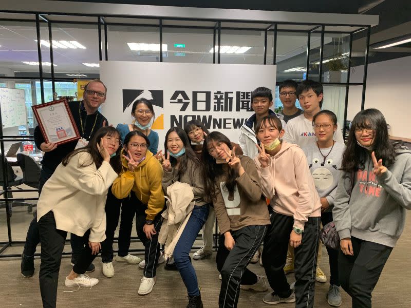 <p>Dimitri Bruyas (left in back row), 11 students and their teacher Sherry Chen(left 2 in back row) are pictured in The China Post office in Taipei. (The China Post)</p>
