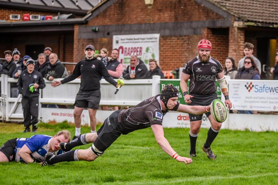 Joe Pettit dives over to score <i>(Image: James Booth)</i>