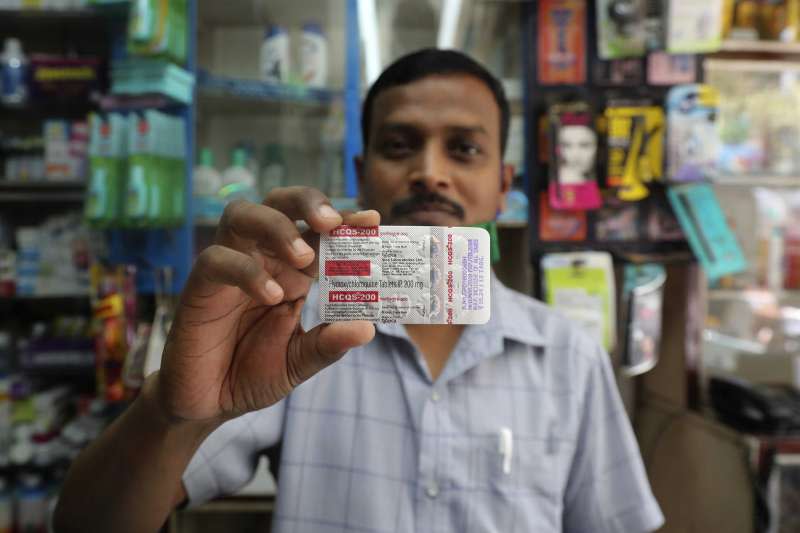 印度孟買一名藥劑師展示羥氯奎寧（美聯社）