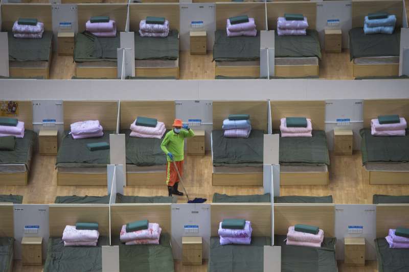 武漢肺炎。湖北武漢一間臨時醫院，員工正在清理簡陋的住院環境。（AP）