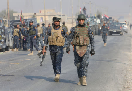 Federal police forces take part in an operation against Islamic State militants in Qayyara, south of Mosul October 26, 2016. REUTERS/Alaa Al-Marjani