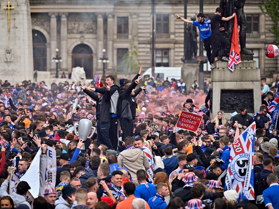 Thousands of fans gather in central Glasgow, many of who do not appear to be wearing face masksGetty