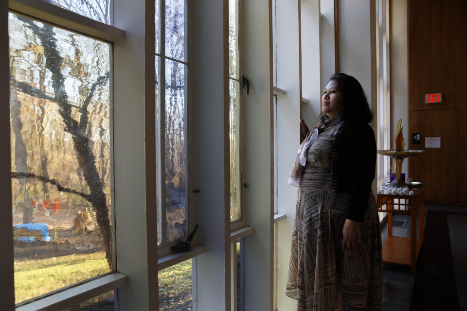 Rosa Gutiérrez López, de El Salvador, quien hace un año se convirtió en la primera migrante sin permiso de residencia que se refugió en una institución religiosa en la zona de Washington, posa para una fotografía en la iglesia Cedar Lane Unitarian Universalist, donde vive refugiada desde entonces por una orden de deportación en su contra, en Bethesda, Maryland, el 5 de diciembre de 2019. (AP Foto/Jacquelyn Martin)