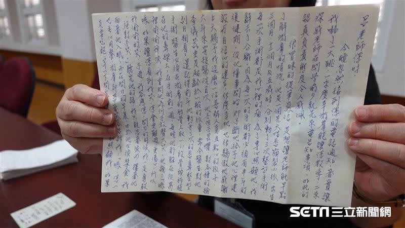 怕兒子進入小學會被排擠、歧視，淑娟媽媽在開學前寫了一封信給導師，三張紙上面滿滿的字跡，詳細描述游羣的情況。（圖／記者張雅筑攝）