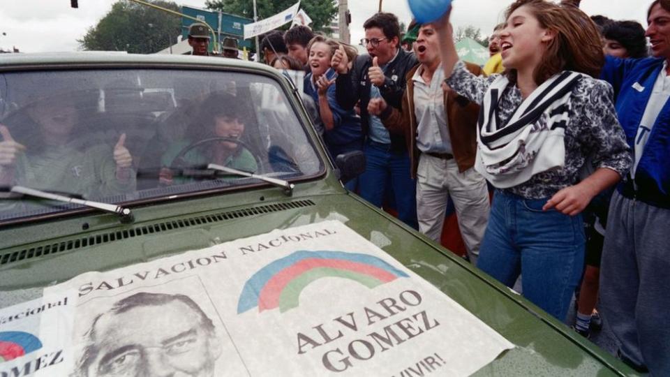 Partidarios de la candidatura presidencial de Gómez Hurtado en 1990.