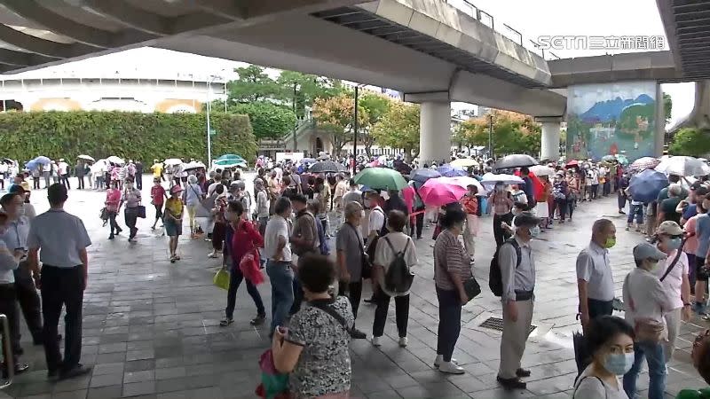 接種排隊人龍從花博爭艷館內一路排到圓山捷運站。