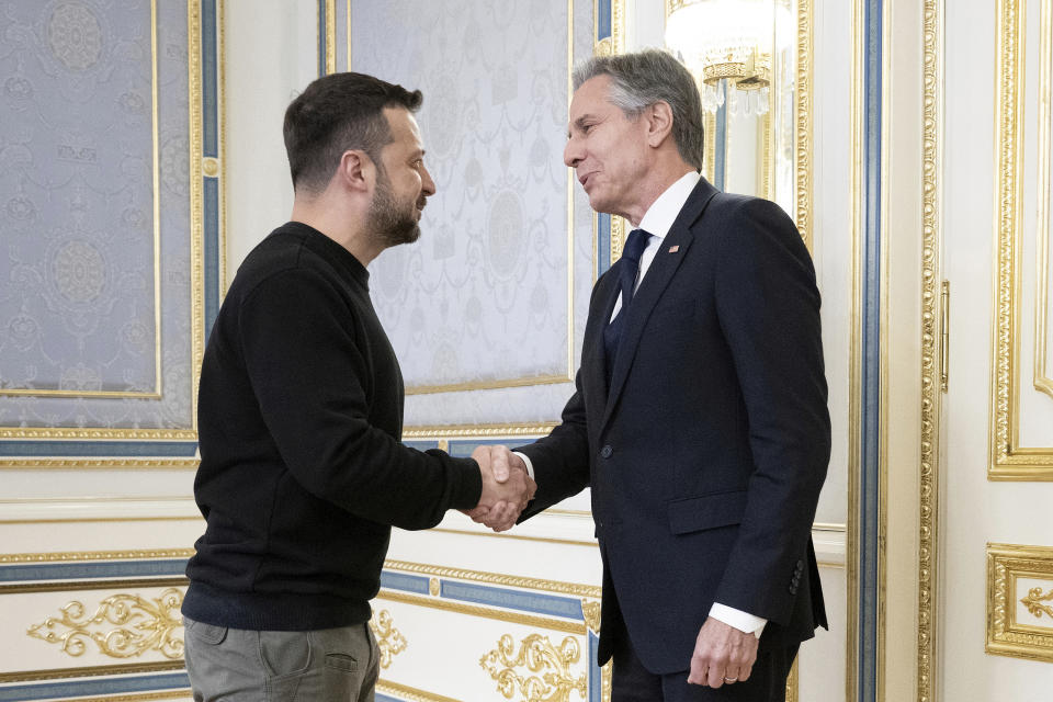 El presidente de Ucrania, Volodymyr Zelenskyy (izquierda), estrecha la mano del secretario de Estado de Estados Unidos, Antony Blinken, antes de su reunión en Kiev, Ucrania, el 14 de mayo de 2024. (Brendan Smialowski/Pool Foto vía AP)