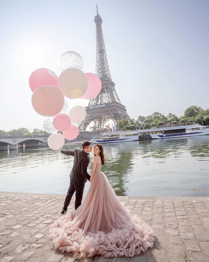 何依婷特地飛往巴黎拍攝婚紗照。（圖／翻攝自何依婷IG）