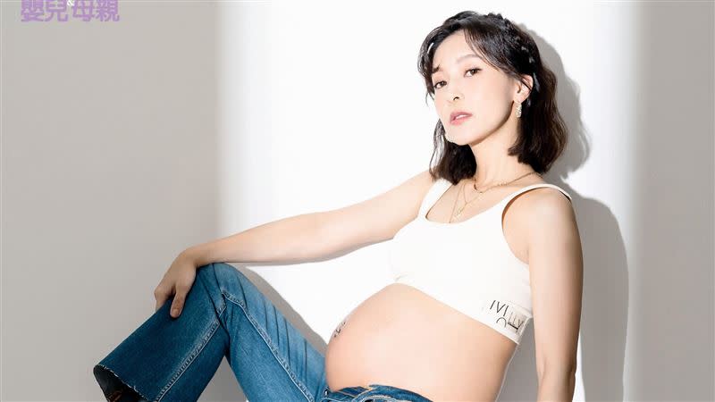 陳瑋薇挺孕肚拍照。（圖／嬰兒與母親提供）