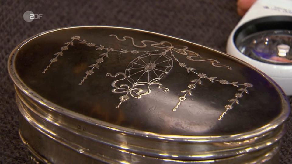 Die Schmuckdose aus Silberblech mit Schildpatt-Deckel aus dem Jahr 1920 war ein Flohmarktschnäppchen aus Afrika für zwei Euro. Der wahre Wert lag jedoch bei 250 bis 300 Euro. (Bild: ZDF)