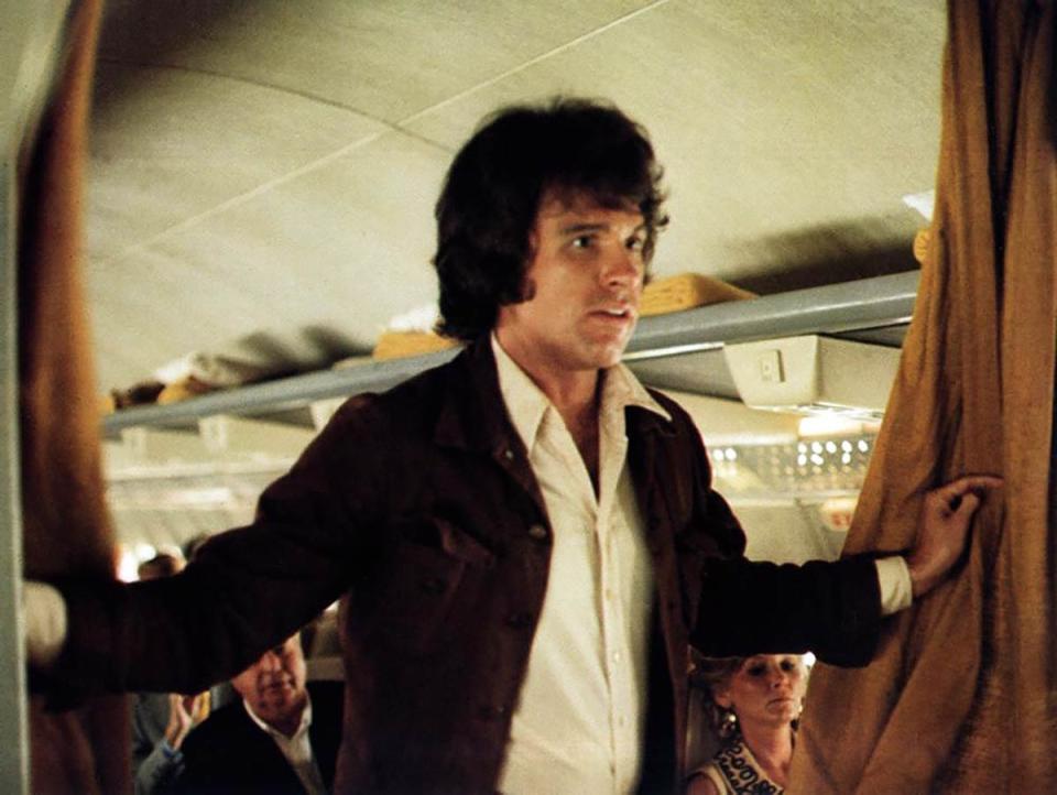 Warren Beatty really wants people to get off this airplane.