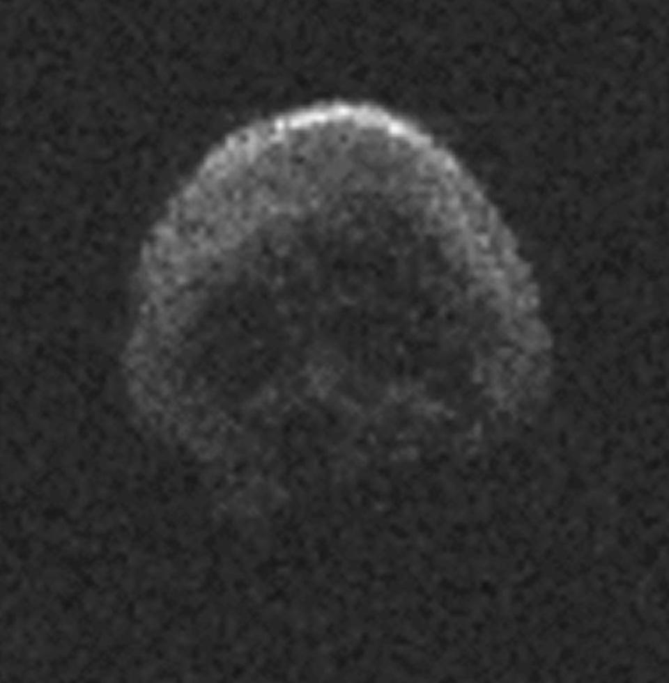 La amenazante silueta del cometa extinto 2015 TB145 reconstruida por el radiotelescopio de Arecibo, tristemente desaparecido (NAIC-Arecibo/NSF)
