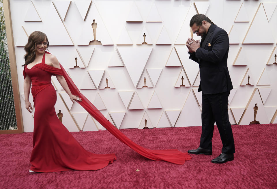 Rosie Perez, izquierda, y Jason Momoa llegan a los Oscar el 27 de marzo de 2022 en el Teatro Dolby en Los Angeles. (Foto AP/Jae C. Hong)