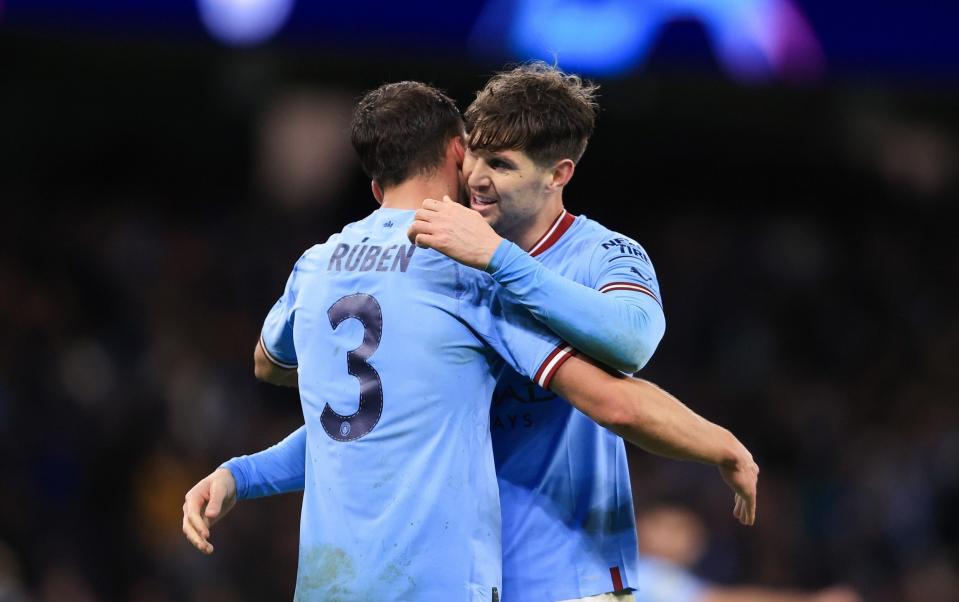 John Stones y Ruben Dias después de la victoria de Man City sobre Bayern Munich - La señal que muestra que Man City ha solucionado su debilidad en la Liga de Campeones - Getty Images/Simon Stacpoole