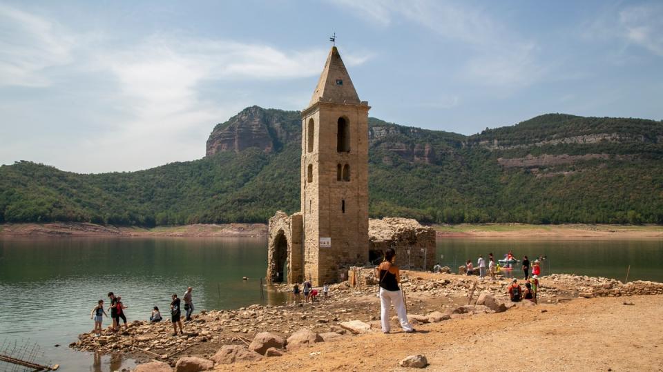 加泰隆尼亞東北地區亦因為海水消退令一座11世紀興建嘅大教堂暴露人前。
（圖：oliverinspain@twitter）
