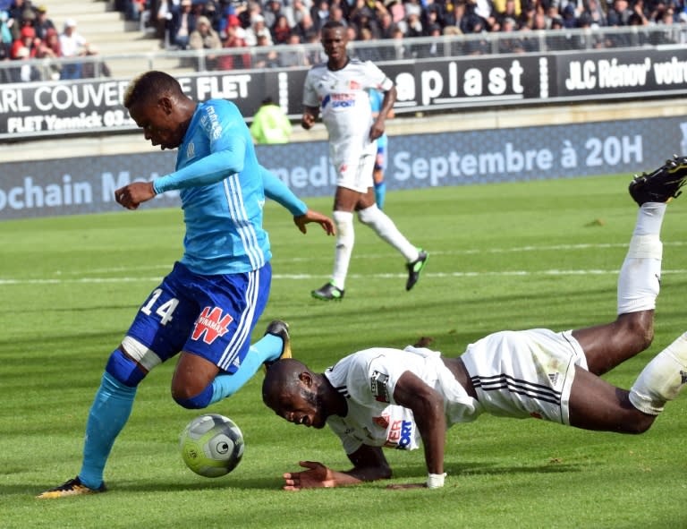 Amiens' Prince Gouano (R) clashes with Olympique de Marseille's forward Clinton Njie during their French L1 match on September 17, 2017 at the Licorne stadium in Amiens