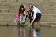 <p>Britain’s Prince William (R) and his wife Catherine visit the historic Banganga water tank in Mumbai on April 10, 2016. </p>