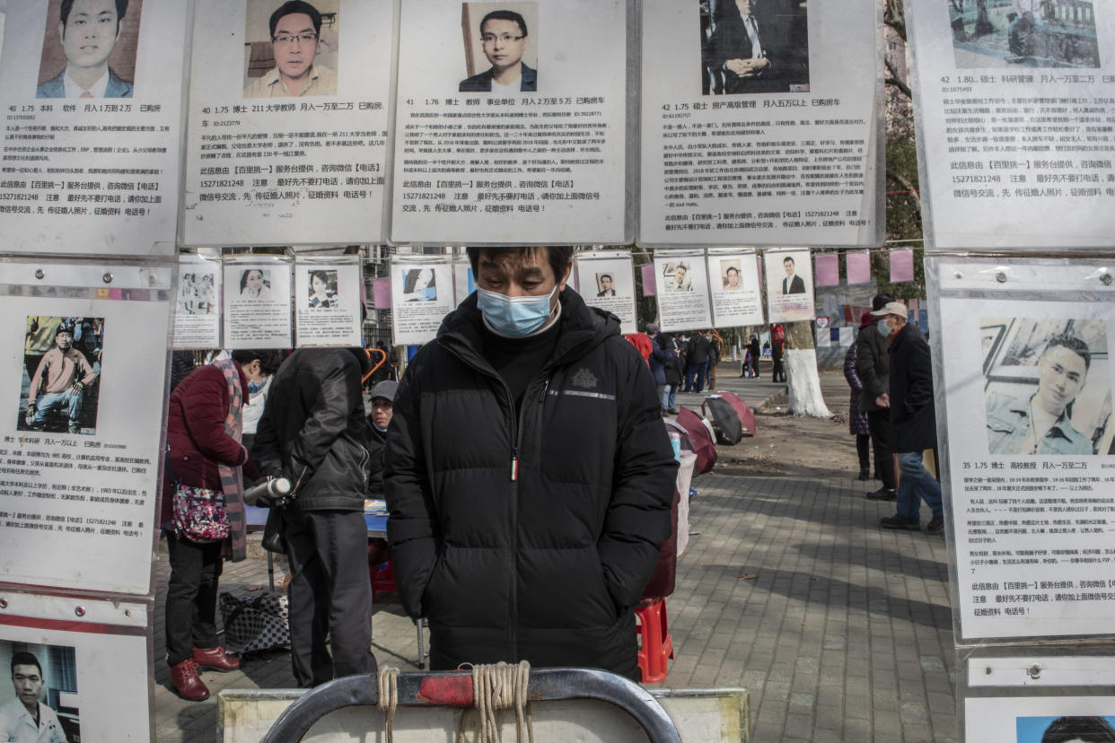 Personas examinando carteles matrimoniales en un mercado de bodas en Wuhan, China, el 15 de enero de 2021. (Gilles Sabrie/The NewYork Times)
‌