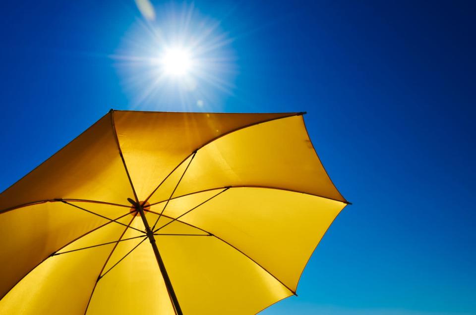 Wer schon mal einen Sonnenschirm für längere Zeit in Benutzung hatte, kennt das Problem: Durch die Sonneneinstrahlung wird der Stoff schnell spröde und verblasst. Wenn Sie den Schirm vor Benutzung mit Haarspray einsprühen, können Sie der Abnutzung entgegenwirken. (Bild: iStock / grafxart8888)