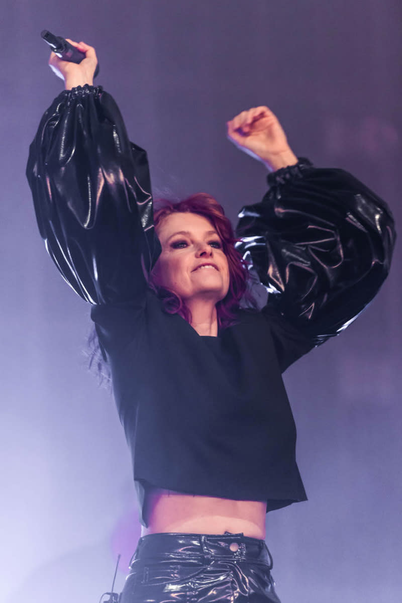 Überdimensionale Puffärmel – das auffällige Bühnenkostüm von Alison Goldfrapp beim Glastonbury Festival war ein echter Hingucker. (Bild-Copyright: Ian Gavan/Getty Images)