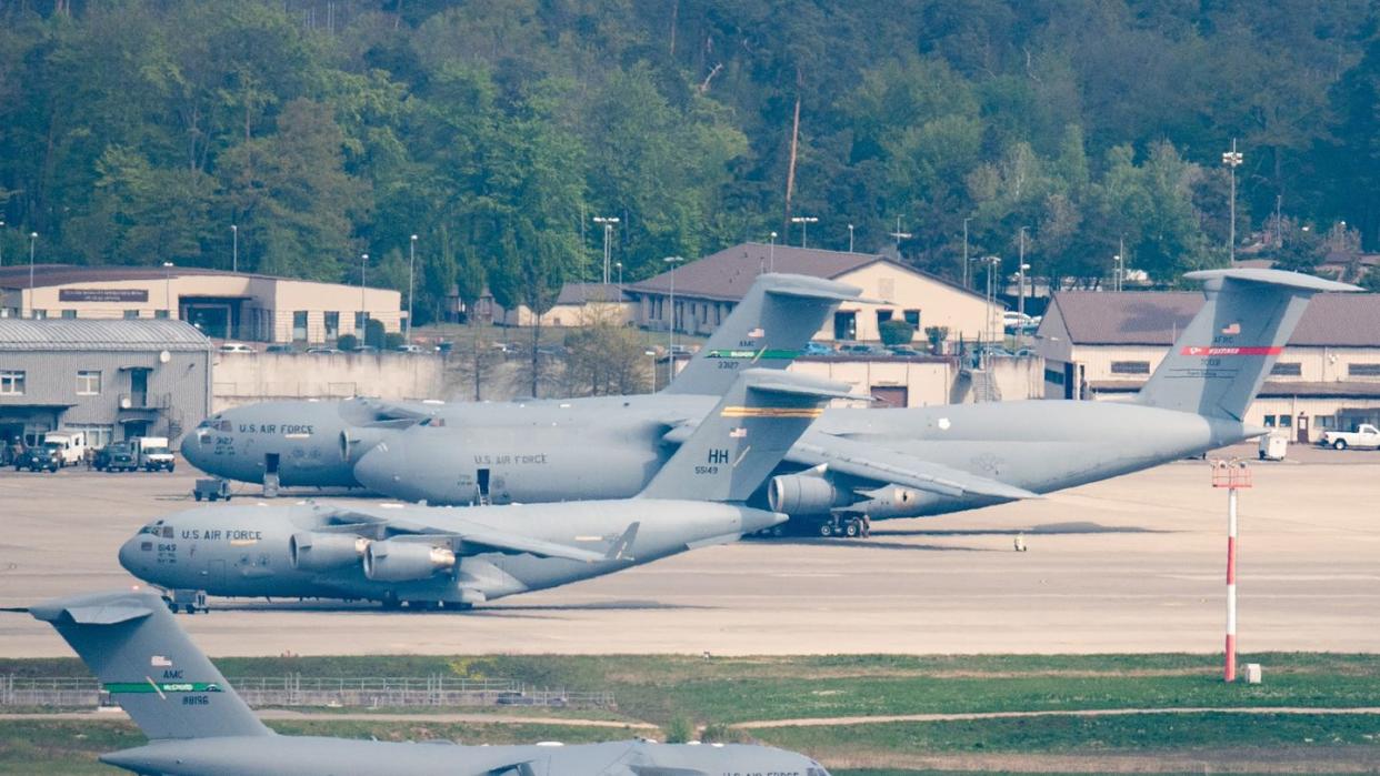 Mehr als zwei Jahre nach Beginn des russischen Angriffskriegs wird im rheinland-pfälzischen Ramstein über weitere Hilfe für die Ukraine beraten. (Bild: dpa)