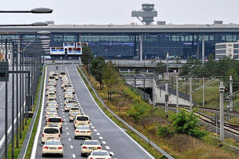 Berliner Taxifahrer sind mit einem Korso in Richtung Hauptstadtflughafen Berlin Brandenburg "Willy Brandt" (BER) unterwegs.<span class="copyright">Patrick Pleul / dpa</span>