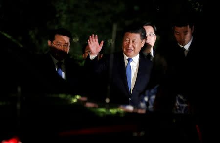 Chinese President Xi Jinping waves to U.S. President Barack Obama as he pulls away in his motorcade vehicle after they walked and drank tea outside at West Lake State Guest House in Hangzhou in eastern China's Zhejiang province, September 3, 2016. REUTERS/Carolyn Kaster/Pool