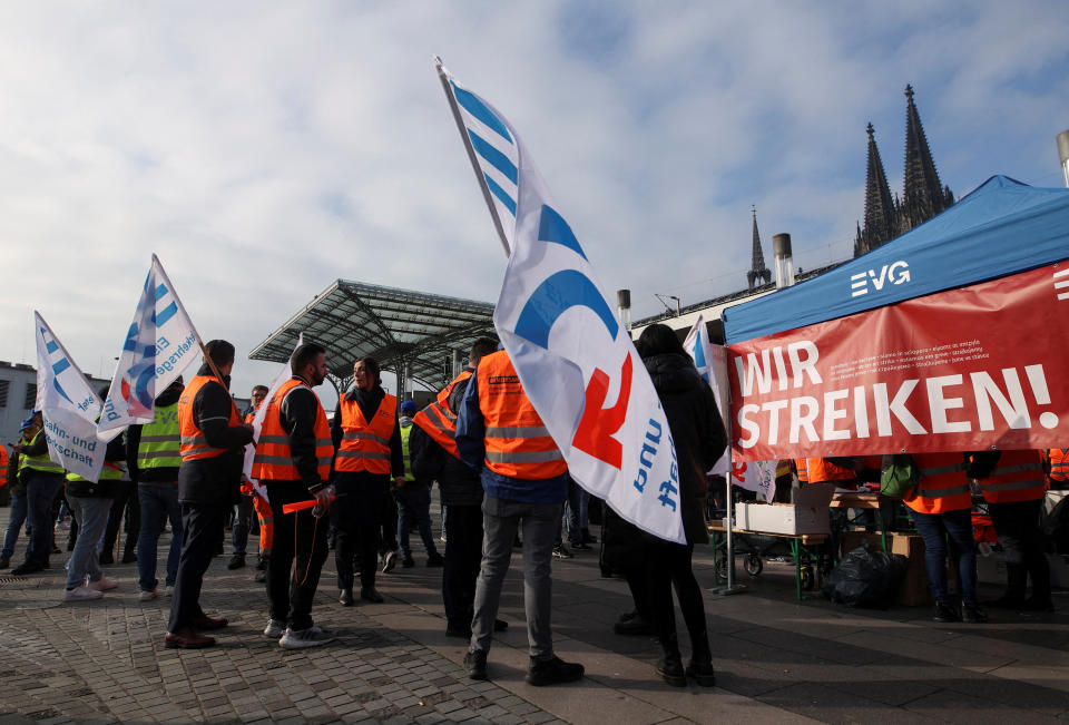 Streikende der EVG in Köln am 21. April 2023. (Bild: REUTERS/Thilo Schmuelgen)