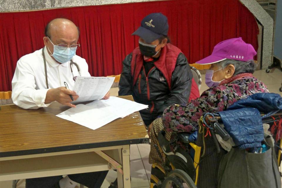 2月21日慈濟與人安基金會為街友舉辦義診。(攝影：屈惠玲)