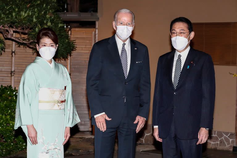 El primer ministro japonés, Fumio Kishida, y su esposa, Yuko Kishida, dan la bienvenida al presidente estadounidense, Joe Biden, mientras llegan a cenar a Kochuan, un restaurante tradicional en Tokio, el 23 de mayo de 2022.