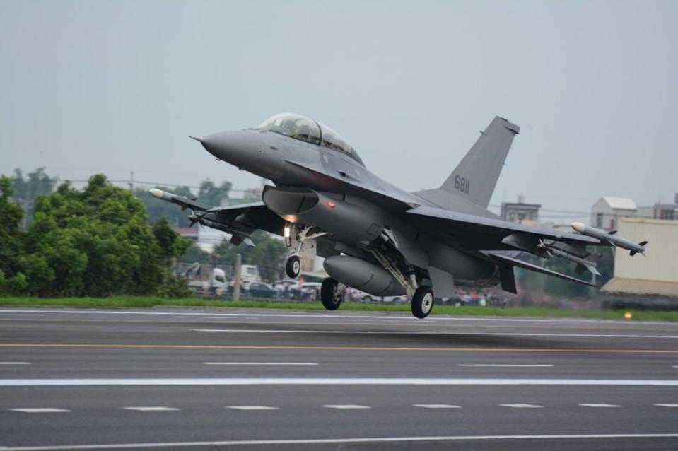 一架F-16戰機昨試飛故障緊急降落，空軍司令隨即趕赴現場了解情況。示意圖，非當事戰鬥機。（翻攝自中華民國空軍官網）