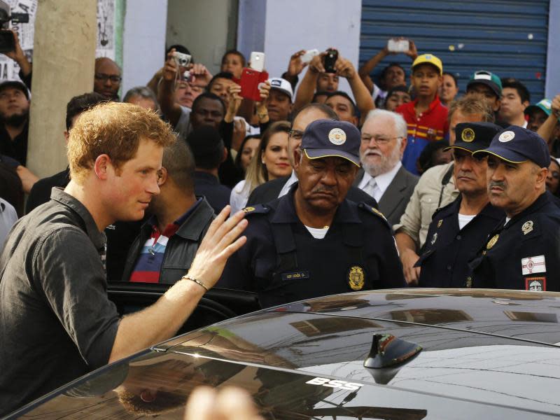 Gut beschützt: Prinz Harry in Sao Paulo. Foto: Nelson Antoine