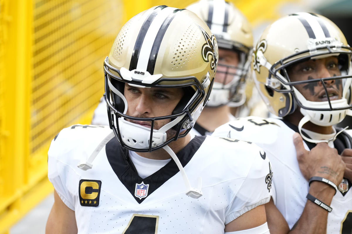 Saints' Derek Carr leaves game against Packers with shoulder injury after  getting sacked