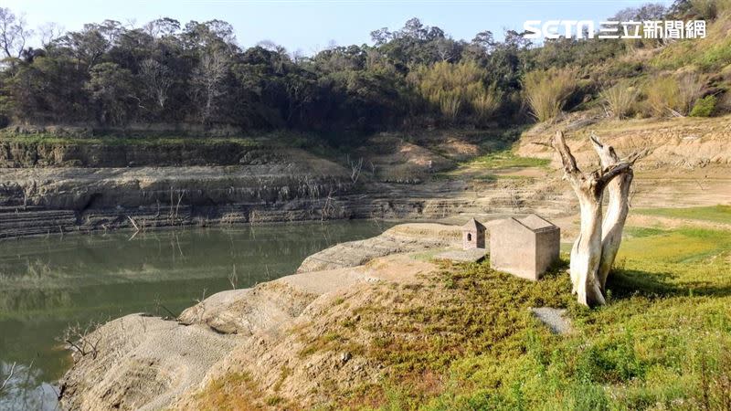 水底土地公廟因水庫水位下降而浮出水面。（ 圖／林桔春授權提供）