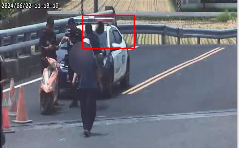 李男被開立罰單後暴走，脫下安全帽砸警車。（圖／翻攝畫面）