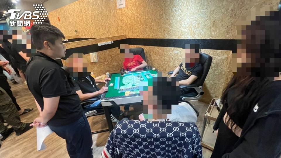 三重警方查获棋牌设暗藏赌博。 （图／TVBS）