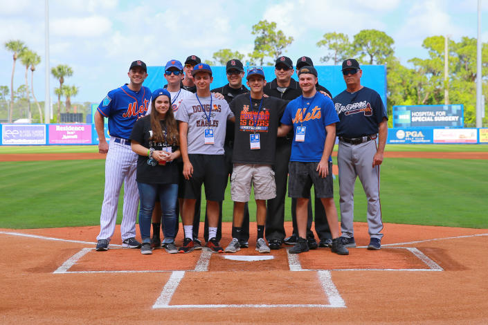 <p>Students from Marjorie Stoneman Douglas High School in Parkland, Fla., pose with New York Mets captain David Wright and umpires before the baseball game against the Atlanta Braves at First Data Field in Port St. Lucie, Fla., Feb. 23, 2018. (Photo: Gordon Donovan/Yahoo News) </p>