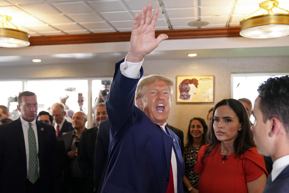 El expresidente Donald Trump saluda a simpatizantes en el restaurante Versailles, el martes 13 de junio de 2023, en Miami. (AP Foto/Alex Brandon)