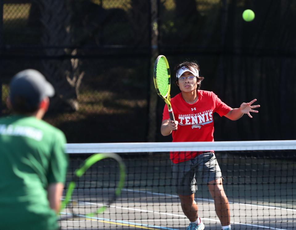 Ewan Noval de Seabreeze dispara contra Flagler Palm Coast, el miércoles 10 de abril de 2024, en el Nova Community Park en Ormond Beach.