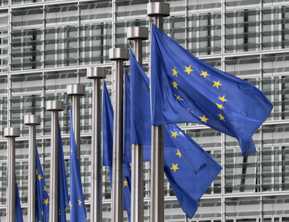 En esta fotografía de archivo del 9 de mayo de 2011, varias banderas de la UE ondean ante la sede de la Comisión Europea en Bruselas. (Foto AP/Yves Logghe, Archivo)