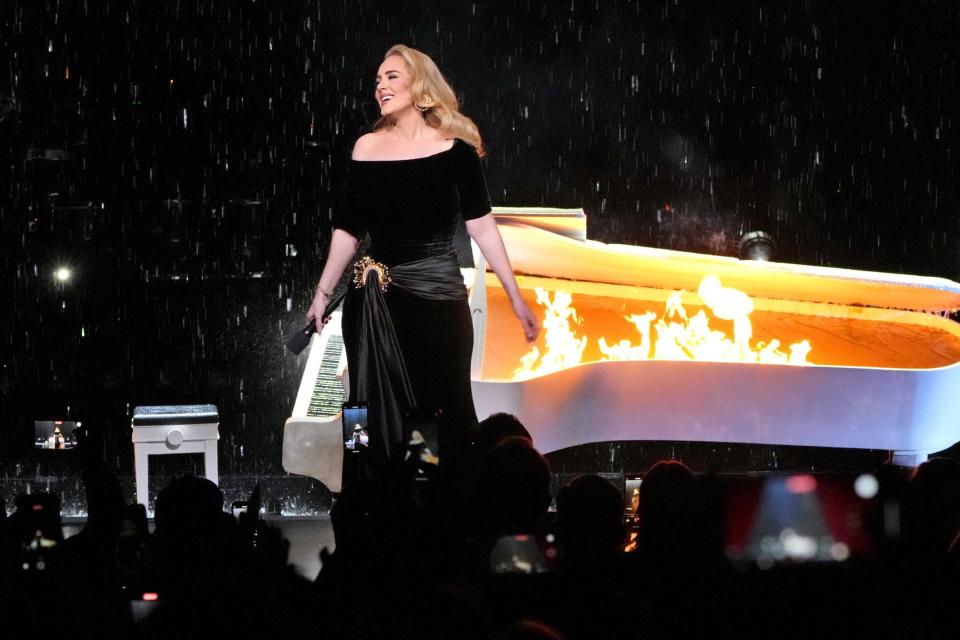 LAS VEGAS, NEVADA - 18 DE NOVIEMBRE: Adele actúa en el escenario durante la "Fines de semana con adela" Apertura de residencia en The Colosseum at Caesars Palace el 18 de noviembre de 2022 en Las Vegas, Nevada.  (Foto de Kevin Mazur/Getty Images para AD)