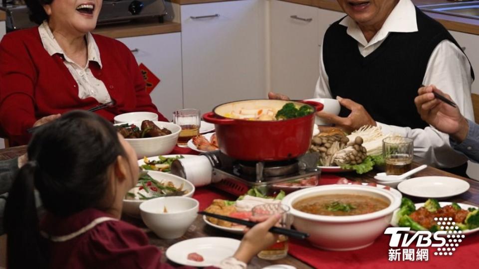 除夕必做的事正是一家「圍爐」吃年夜飯，象徵一家團員。（示意圖／shutterstock 達志影像）