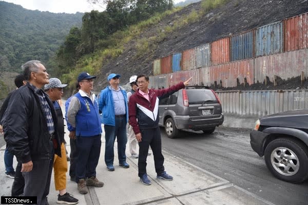 南投縣長林明溱會勘力行產業道路沿線兩處重大改善工程。<br />(記者蔡榮宗攝)