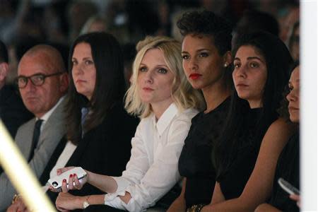 Singer Alicia Keys (2nd R) watches a presentation of the Jason Wu Spring/Summer 2014 collection during New York Fashion Week September 6, 2013. REUTERS/Lucas Jackson