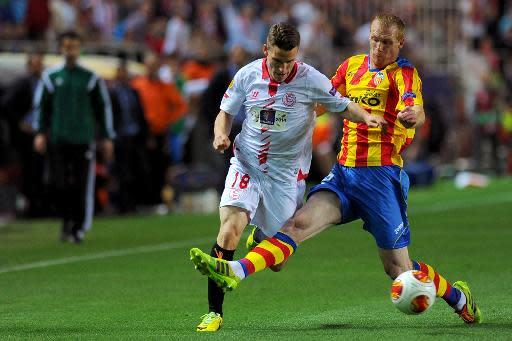 El atacante francés Kevin Gameiro (I), del Sevilla, se escapa del también francés Jeremy Mathieu, del Valencia, en el partido de ida de semifinales de la UEFA Europa League jugado el 23 de abril de 2014 en el estadio Ramón Sánchez Pizjuán de Sevilla (AFP | Jorge Guerrero)