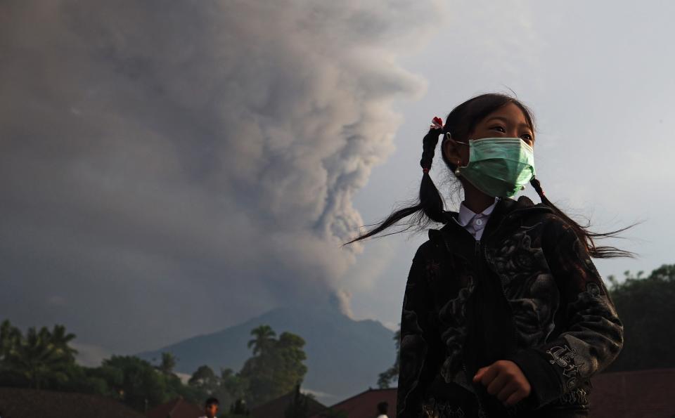 <p>Ein Mädchen einer Grundschule in Karangasem auf Bali trägt eine Maske, um sich vor dem Rauch zu schützen. Auf der indonesischen Ferieninsel wird demnächst ein gewaltiger Ausbruch des Mount Agung befürchtet. (Bild: ddp Images) </p>
