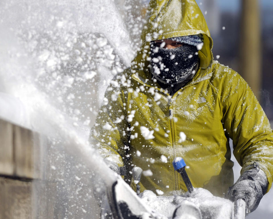 Adenilson Campus de Vernon Connecticut retira nieve de la biblioteca Rockville el Viernes 3 de enero de 2014, en Vernon, Connecticut. (Foto AP/Journal Inquirer, Jim Michaud) MANDATORY CREDIT