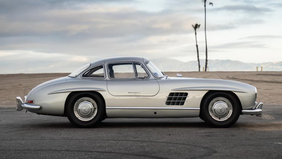 <em>圖 / 週末蘇富比正在拍賣主唱亞當李維的1955年式Mercedes-Benz 300SL Gullwing，只要是車迷，肯定對這部超跑無法招架。</em>