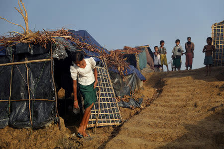 A Rohingya refugee girl washes her legs at a refugee camp, in Palang Khali near Cox's Bazar, Bangladesh October 5, 2017. REUTERS/Mohammad Ponir Hossain